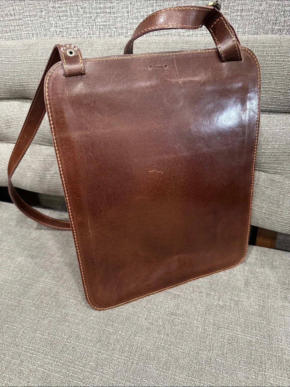 Leather Men's Tan and dark brown Messenger Bag.